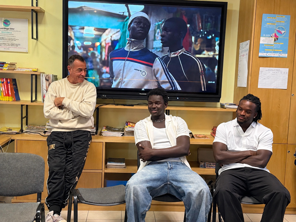 Matteo Garrone e gli attori di Io Capitano durante l’incontro nell’aula biblioteca dell’IPM di Casal del Marmo.