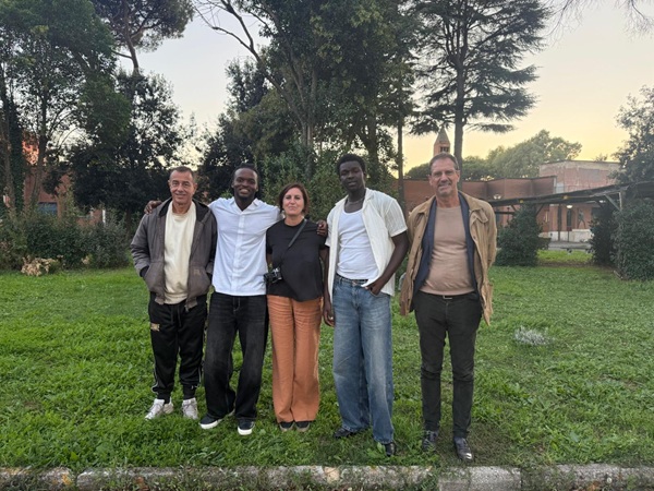 Foto di gruppo durante l’incontro con Matteo Garrone e gli attori di Io Capitano nel giardino dell’IPM di Casal del Marmo.