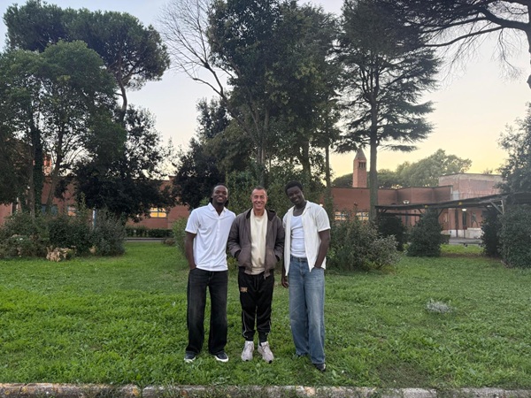Matteo Garrone e gli attori protagonisti di Io Capitano nel giardino dell’IPM di Casal del Marmo.